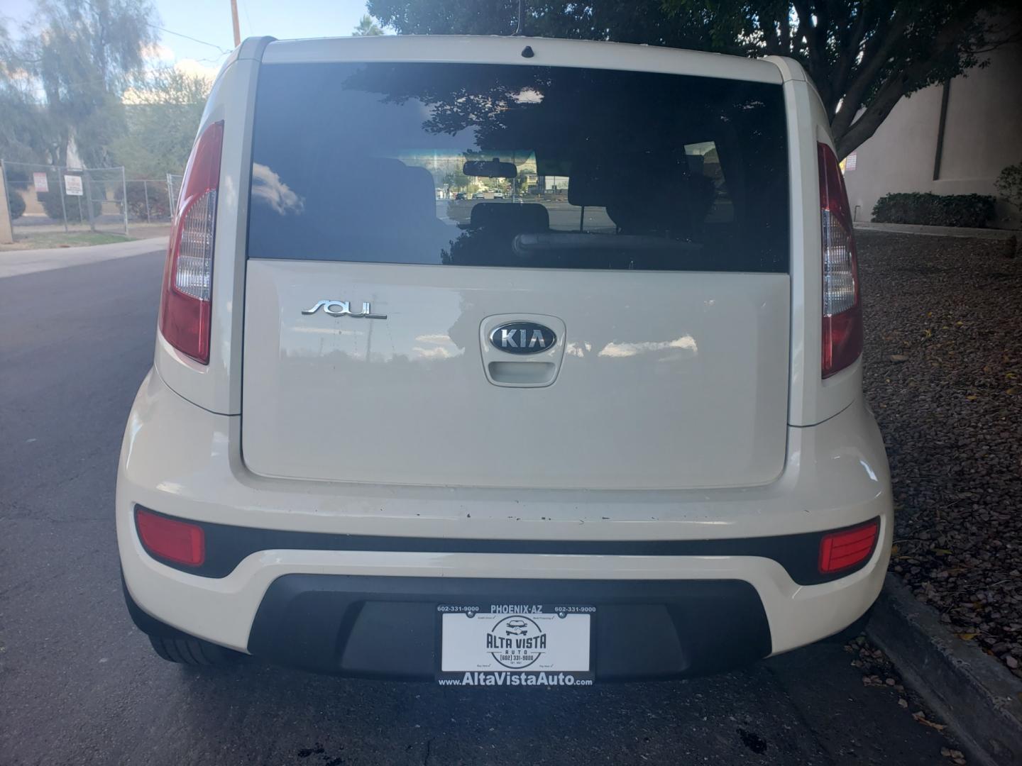 2013 WHITE /black Kia Soul base (KNDJT2A51D7) with an 1.6l i4 engine, 4-Speed Automatic transmission, located at 323 E Dunlap Ave., Phoenix, AZ, 85020, (602) 331-9000, 33.567677, -112.069000 - 2013 Kia Soul,.......EXCELLENT condition, A Real Must See!!.... Ice cold A/C, No accidents, Power everything, Stereo/cd player, Phone sync, Bluetooth, Satellite compatible, Clean black interior with black cloth seats in near perfect condition, power windows, power door locks, clean Arizona title, Ru - Photo#7